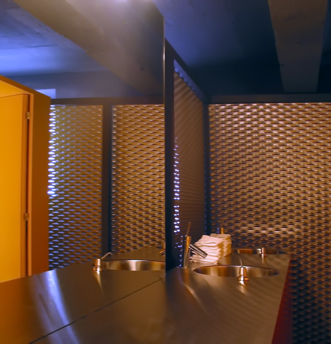 WC Container Einbau im Keller von Restaurant Giesserei Oerlikon mit Streckmetall und Licht