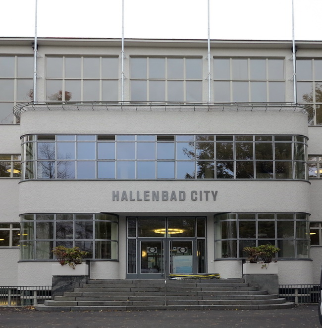 Aussenbeschriftung Haupteingang Hallenbad City Frontansicht
