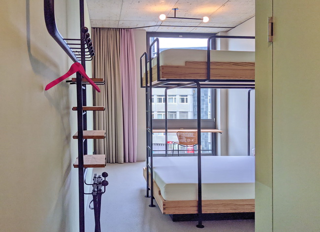 Etagenbett und Garderoben für Hotelzimmer